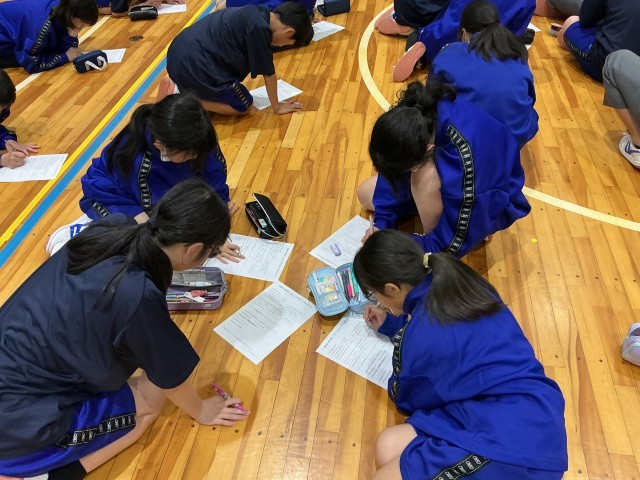 自分の自転車の乗り方を振り返っている生徒達