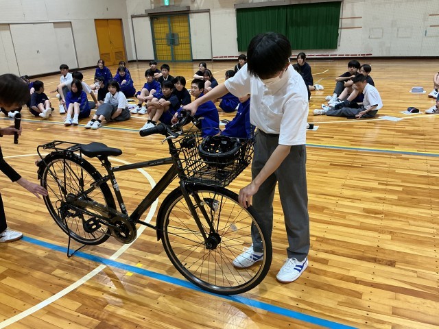 説明を聞きながら体験する様子