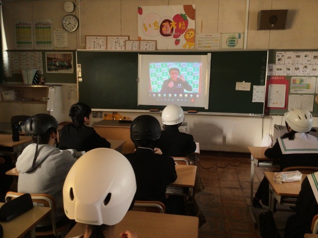 オンラインで話を聞く生徒