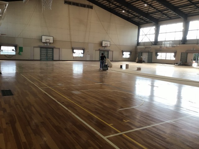 体育館を磨いている様子