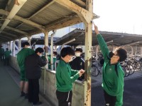 渡り廊下のサビ取り作業