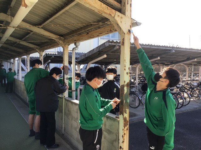 渡り廊下のサビ取り作業