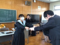 生徒会長へ贈呈