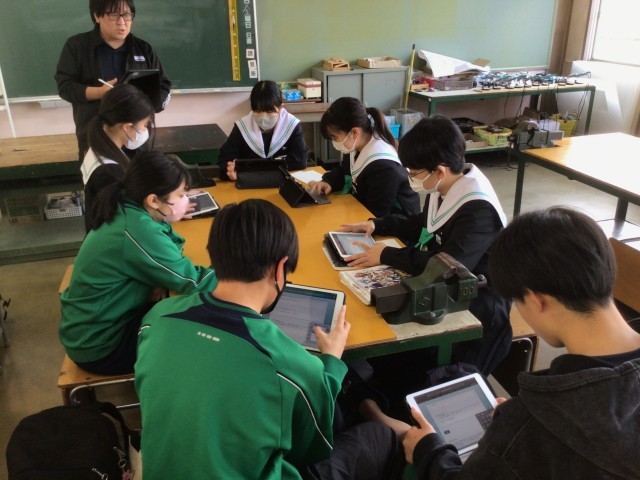 Formsで活動を振り返る広報委員