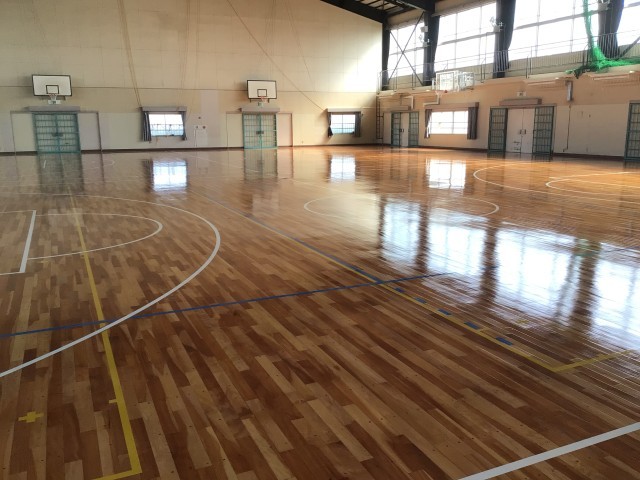 床が輝く体育館