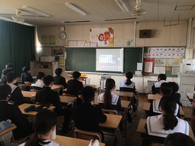 交通ルールの改定について説明を受ける生徒