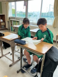 1年生　闘竜祭に向け、日常生活に着目し、学級を牽引しようと話し合いを行なっています。