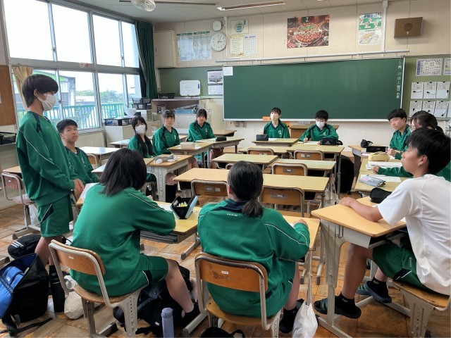 2年生　4月からの学級の様子や闘竜祭練習の取組の様子などを議題とし、学級委員長と副委員長司会のもと、意見を出し合っています。また、学年目標決めも行いました。