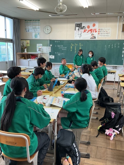 3年生　最高学年として、司会の取り回しや聞き手の建設的な意見の出し方など、生徒主体で行うことができています。「誠実」という学年スローガンを大切にしている様子が見られます。