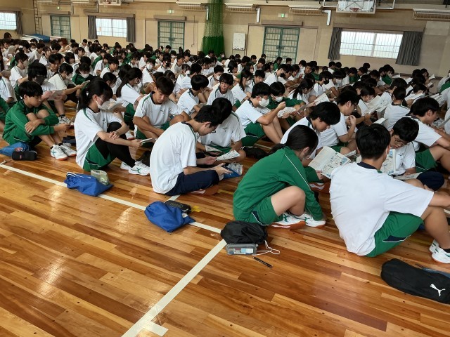 しおりをしっかり確認しています。