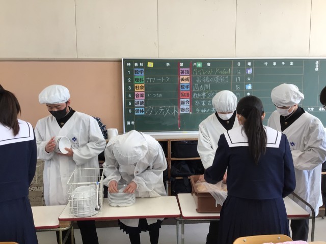 給食当番が配膳します