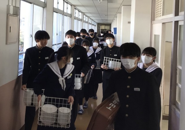 食後の食器などを配膳室まで運びます