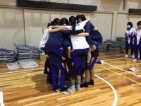 新聞紙1枚にクラスの女子全員が乗りました。