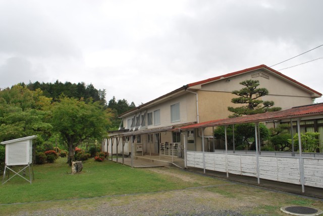 明和小学校の集会場です。