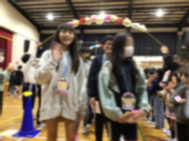 花のアーチで退場