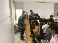 はりきり網に魚を入れている様子