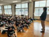 真剣に話を聞く様子