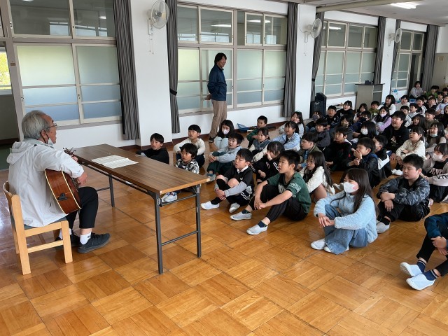 「にじ」を歌う様子