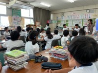 探した本を紹介する様子