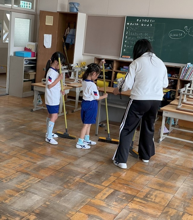 教室の箒のはき方