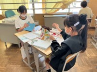 一緒に話をしながら学んでいる様子