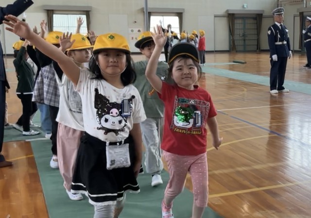 手上げ横断の練習