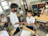 一言を添えてお守りを渡している様子