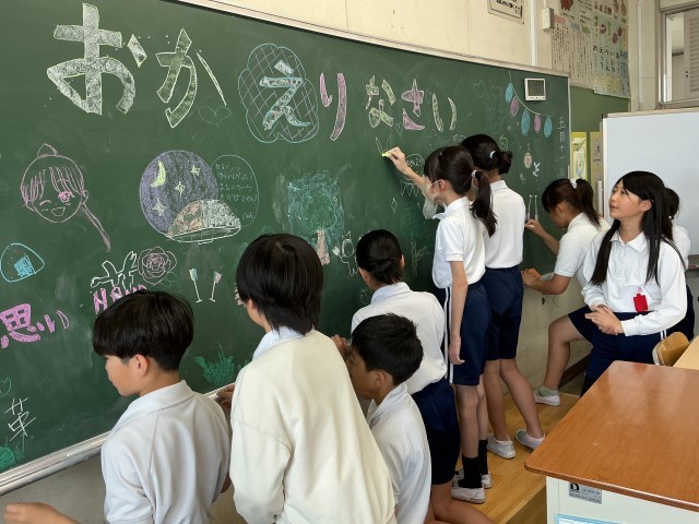 黒板メッセージを書いている様子