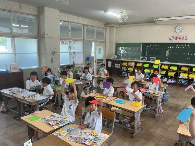 折り紙を切る様子