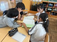 フレンドリー遊びを考え、流れを相談している様子