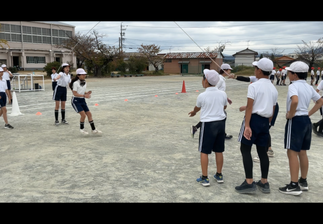 新種目の長縄にクラスで取り組んでいる様子