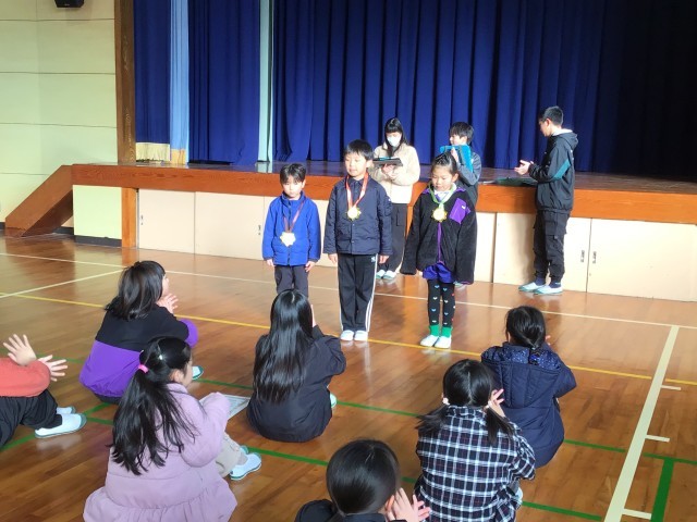 姿勢を正そう週間のメダル授与