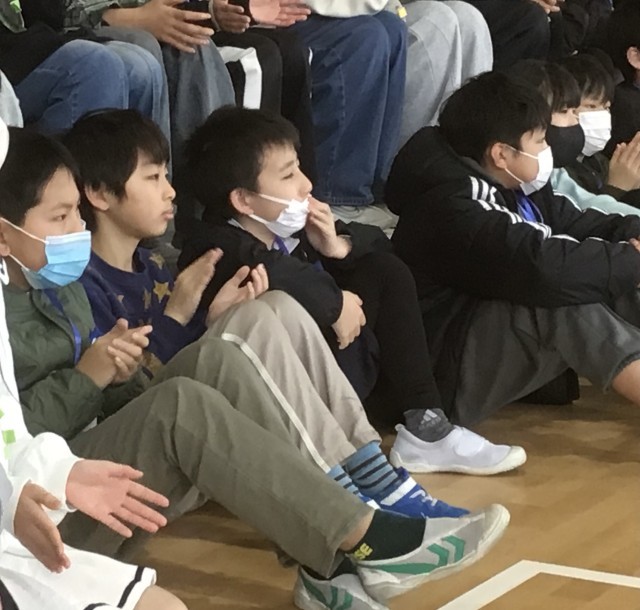 １年生の演技を心に焼き付ける６年生