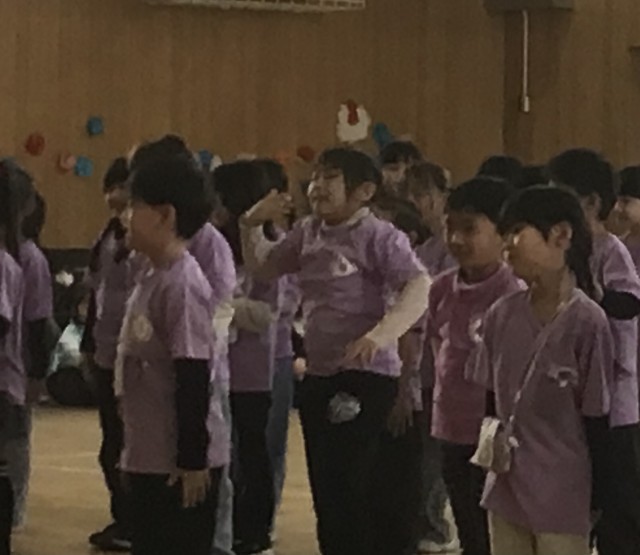 元気いっぱいの踊りを披露する１年生