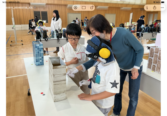自動販売機にお金を入れるのも大変！