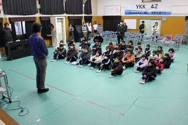 集中して話を聞く様子