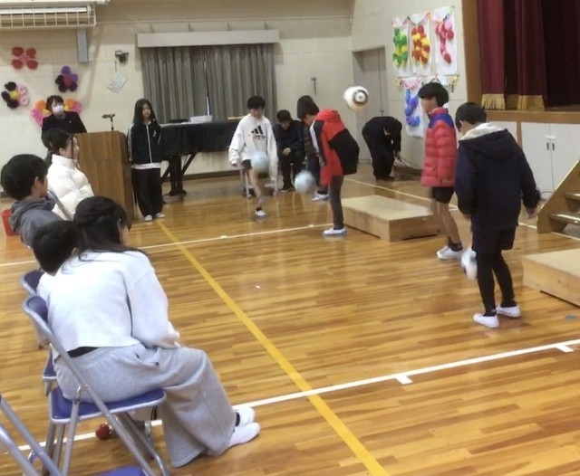 ３・４年生　6年生に挑戦(リフティング)