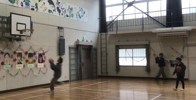 ３・４年生　6年生に挑戦(バスケ)