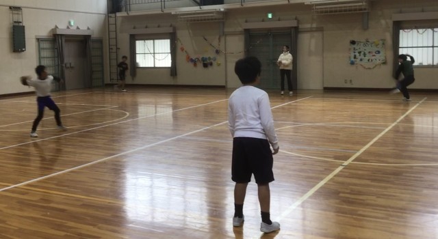 ３・４年生　6年生に挑戦(キャッチボール)