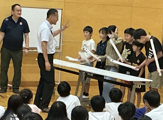 手作り楽器を使って演奏してみよう