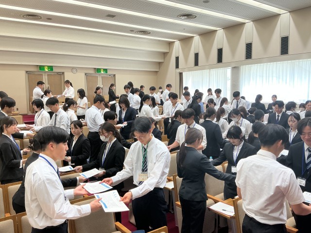 名刺交換の練習風景