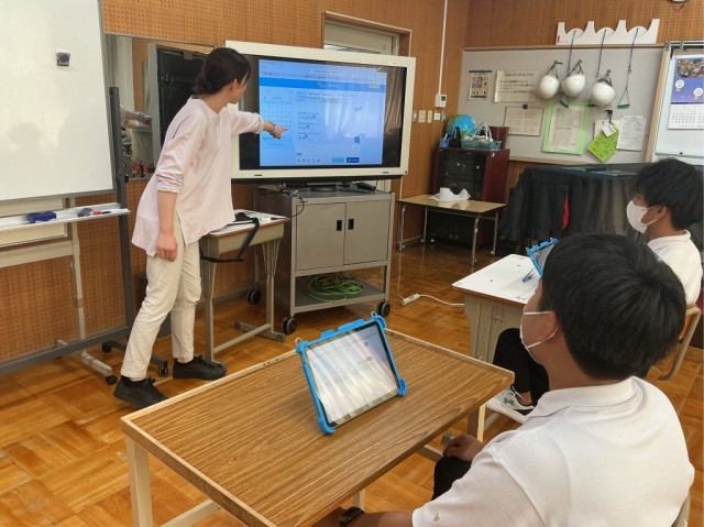 クラスメイトのチャットを見ながら感想を伝えあう様子。